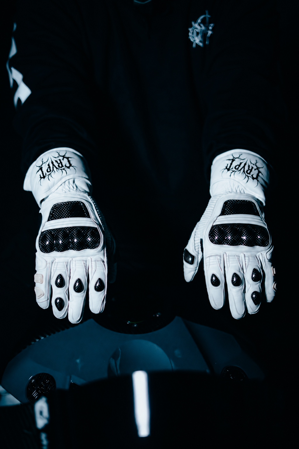 GLOVE CRYPT