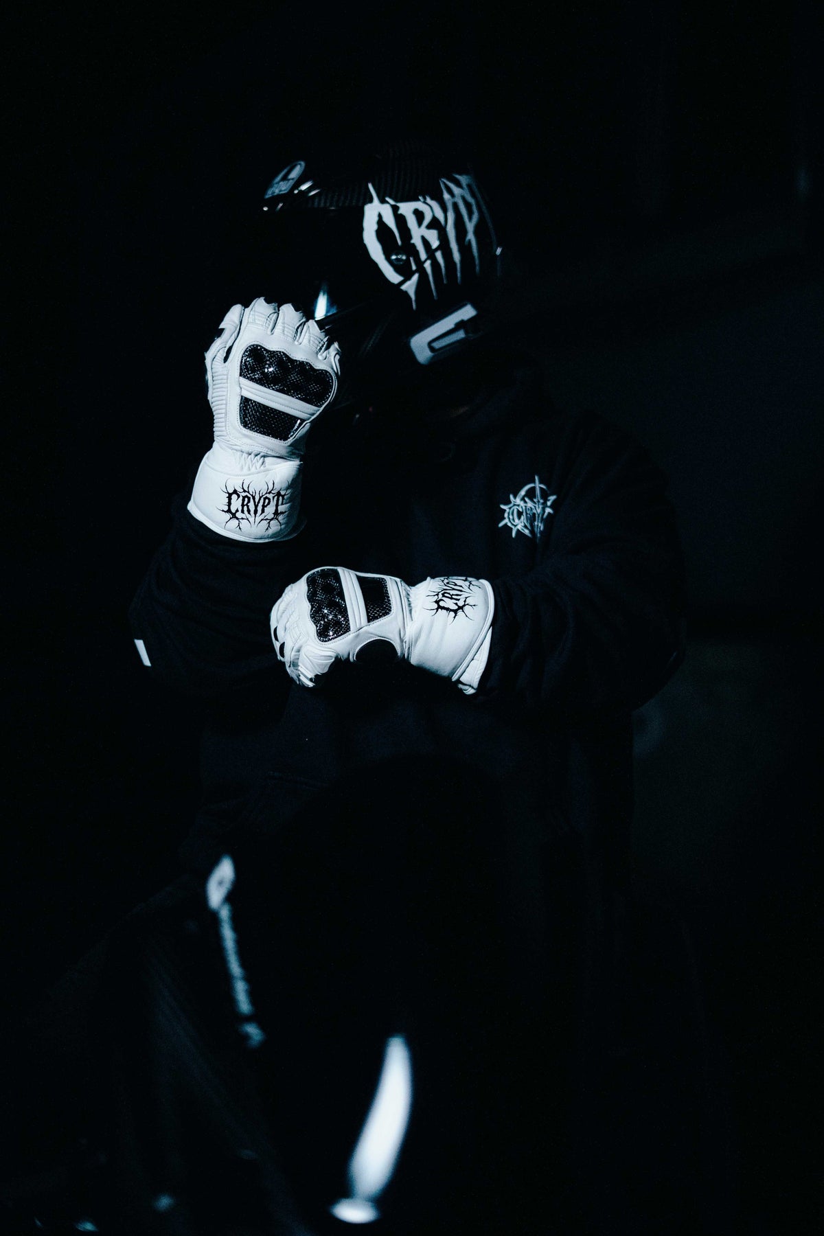 GLOVE CRYPT